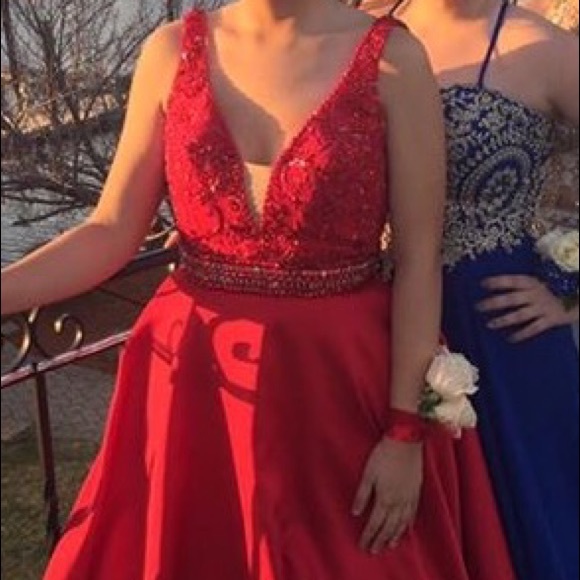 A beautiful red designer prom dress/gown - Picture 5 of 5